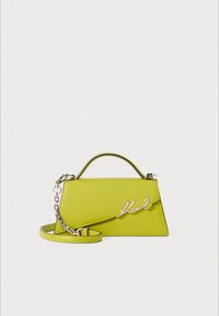 Zöld bőr kézitáska strukturált formával, ezüst színű lánc díszítéssel és egy jellegzetes "Karl" részlettel. Tartozik hozzá levehető vállpánt is.