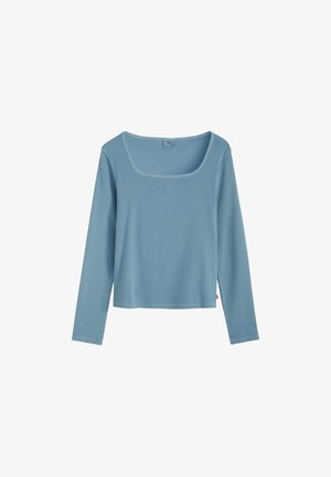 Maglietta a maniche lunghe di colore azzurro chiaro, realizzata in tessuto a coste con scollo quadrato e vestibilità ampia. Presenta cuciture discrete e una piccola etichetta sull'orlo.