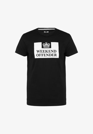 Černé bavlněné tričko s krátkým rukávem, s bílým obdélníkovým potiskem se textem "WEEKEND OFFENDER" a emblémem koruny.