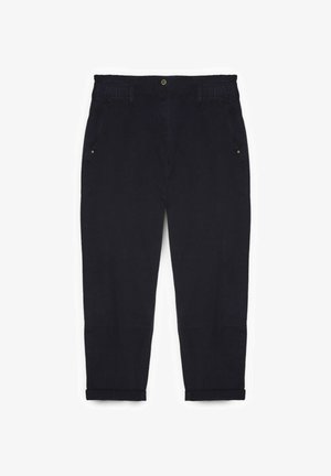 Mustat keskitason housut, joissa on käännetyt lahkeet, etutaskut, vyölenkit ja napillinen kiinnitys.