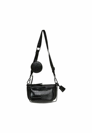 Borsa in pelle nera con stampa a coccodrillo, dotata di dettaglio a catena, borsa rotonda rimovibile e tracolla regolabile. Forma rettangolare con chiusura a zip.