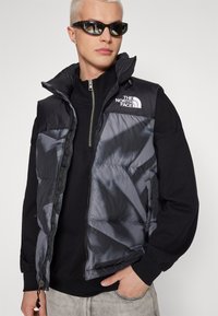 The North Face RETRO NUPTSE VEST - Liemenė - smoked pearl/garment fold print
