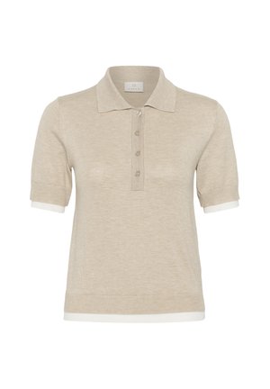 Polo en maille beige à manches courtes avec col, quatre boutons sur la patte de boutonnage avant, et bordure blanche aux manches et à l'ourlet.