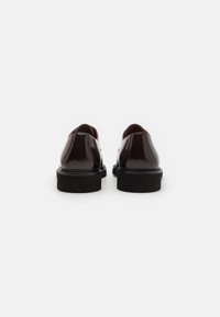 Brune polerte lær sko med en jevn finish, rund tå, og svart gummisåle. Enkelt design med minimal søm og ingen dekorasjoner.