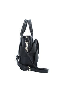 Schwarze Lederhandtasche mit strukturiertem Finish, auffälliger Form, zwei kurzen Griffen, einem abnehmbaren Schulterriemen und silberfarbener Hardware.