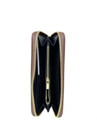 Portafoglio in pelle marrone con zip dorata, dotato di più slot per carte nere e un compartimento centrale con zip per monete o banconote. Forma piatta e rettangolare.