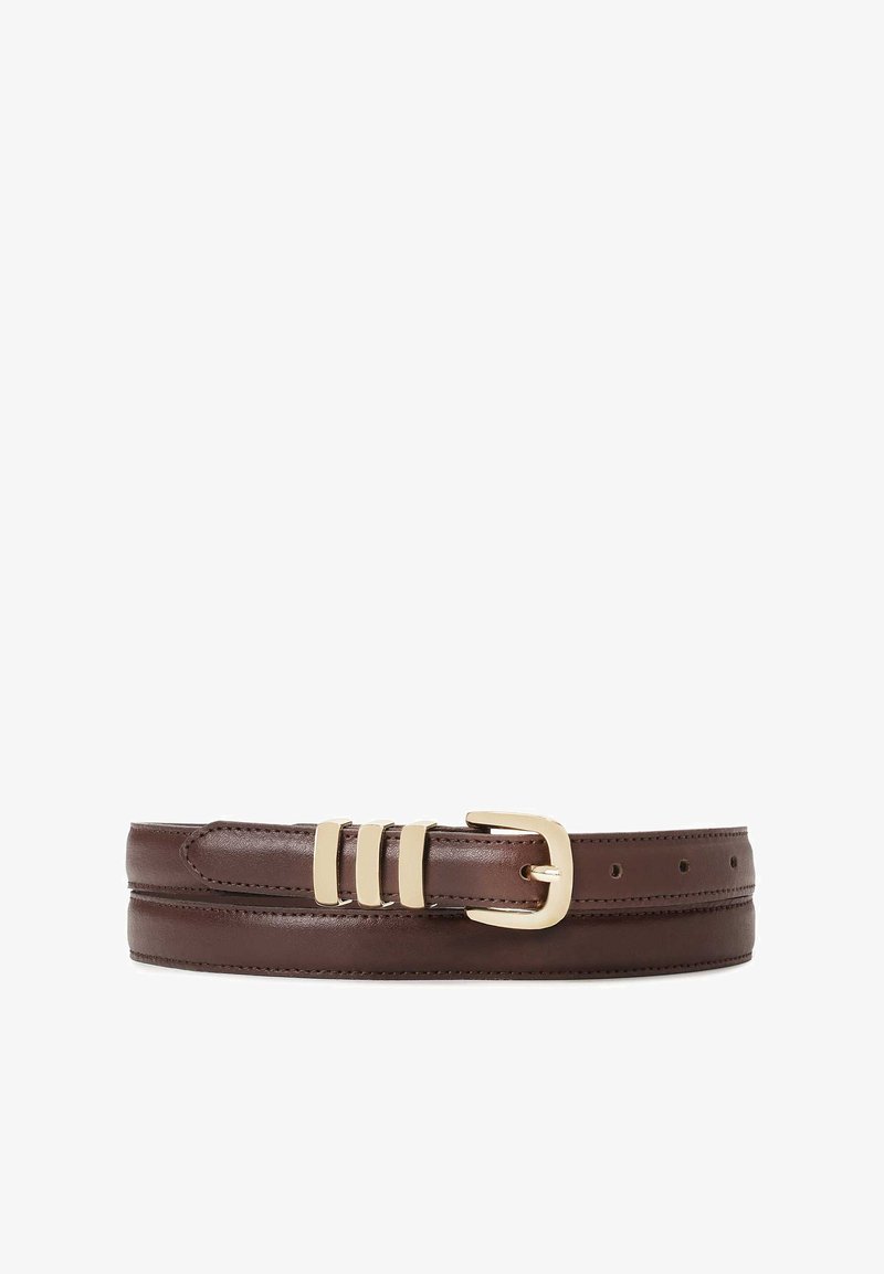 Brūns ādas jostas ar gludu tekstūru, ar zelta krāsas sprādzi un trim dekoratīviem akcentiem, izstrādāta ar vairākām caurumiem pielāgošanai.