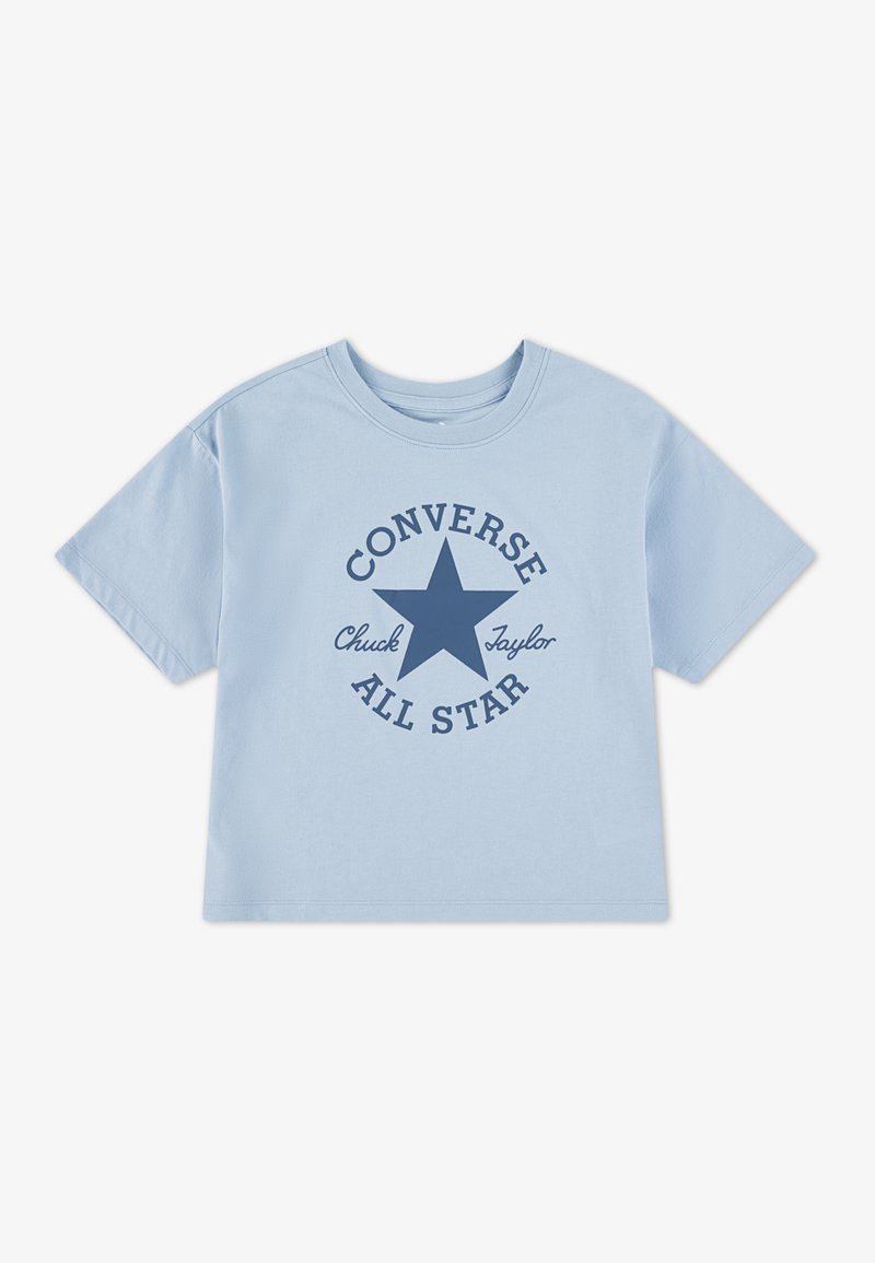 Šviesiai mėlyna medvilninė marškinėliai trumpomis rankovėmis, su tamsiai mėlynu žvaigždžių dizainu ir tekstu "CONVERSE Chuck Taylor ALL STAR."
