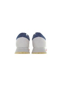 Zapatos deportivos con parte superior de ante gris y acentos azules, suela de goma y talón texturizado. Marca visible en la parte trasera.