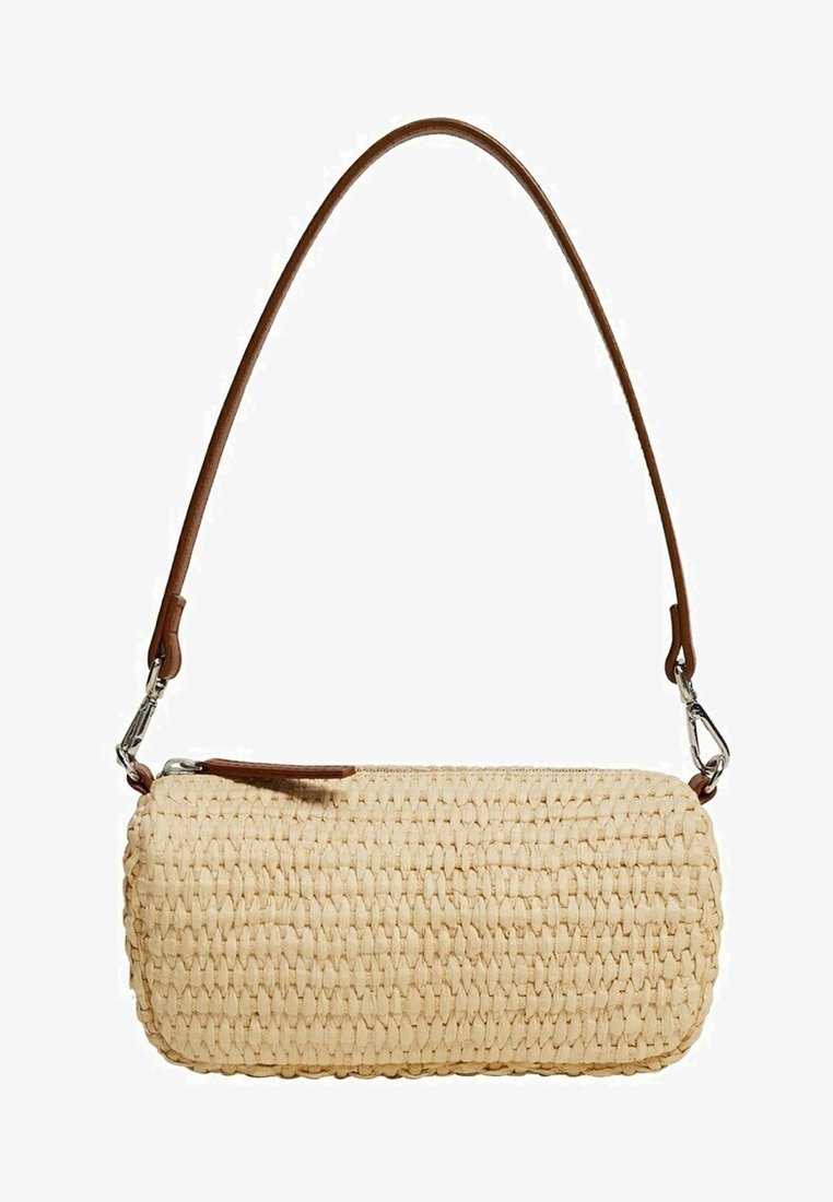 Bolso de paja tejido en beige con forma rectangular y correa de cuero para el hombro. Cuenta con un cierre de cremallera y una textura sutil.