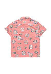 Chemise corail à manches courtes avec des motifs abstraits de visages de soleil, palmiers, lézards et vagues en bleu, beige et blanc.