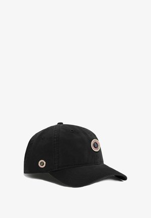 Casquette de baseball en coton noir avec une visière courbée, présentant deux patchs métalliques sur le devant. Tissu texturé avec des détails de couture.