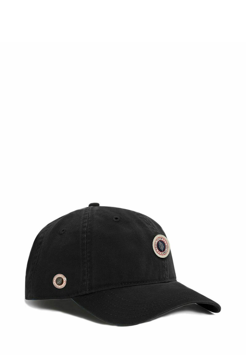 Casquette de baseball en coton noir avec une visière courbée, présentant deux patchs métalliques sur le devant. Tissu texturé avec des détails de couture.