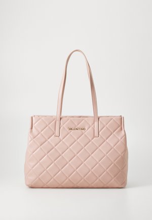 Borsa a tote in pelle rosa trapuntata con due manici e logo dorato "Valentino". Presenta una forma strutturata e un motivo a diamante.