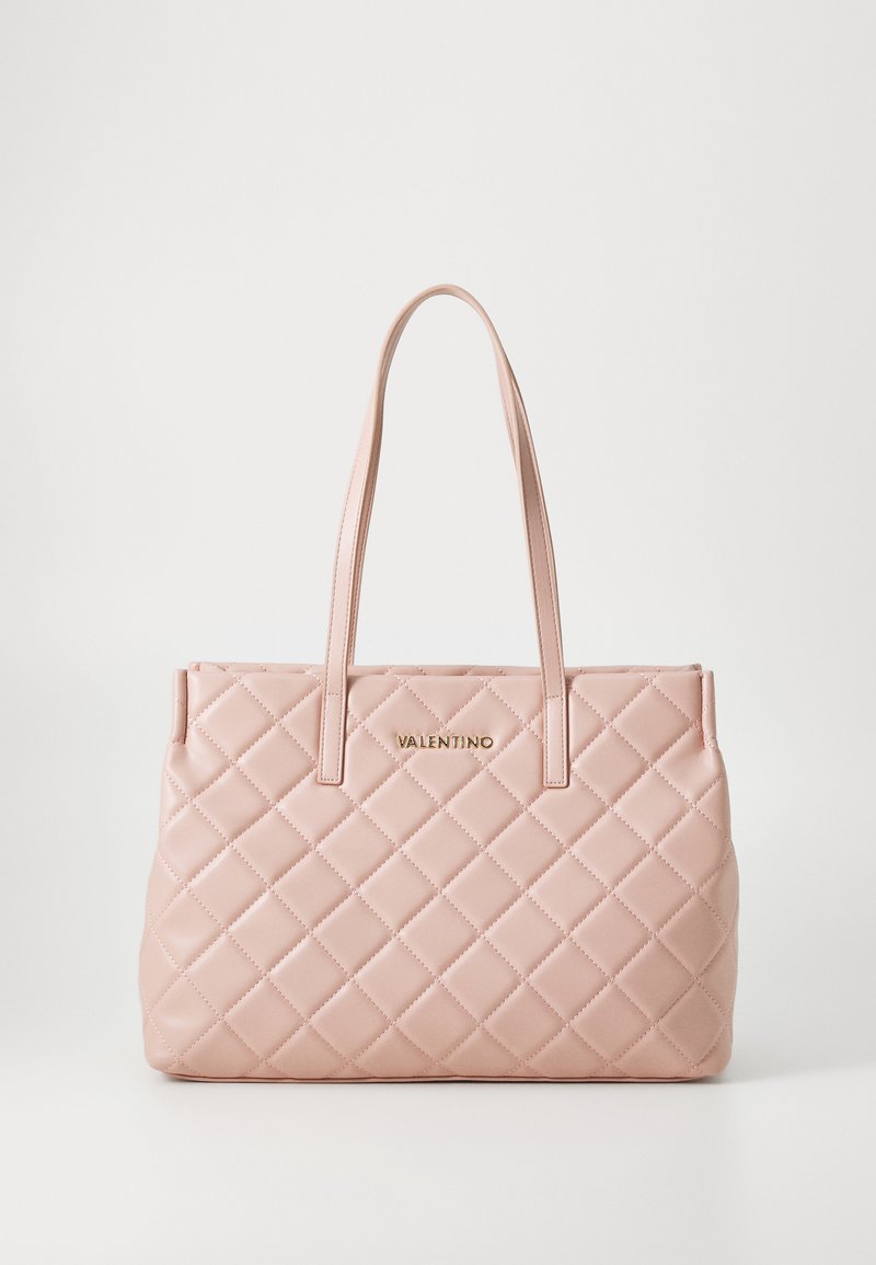 Tote torba od pink kože, sa dvjema naramenicama i zlatnim "Valentino" logom. Ima strukturirani oblik i dijamantski uzorak.