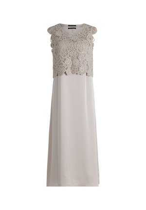 Mouwloze lange beige jurk met een effen, gladde rok en een ingewikkeld bloemenkant overlay op het lijfje en de schouders.