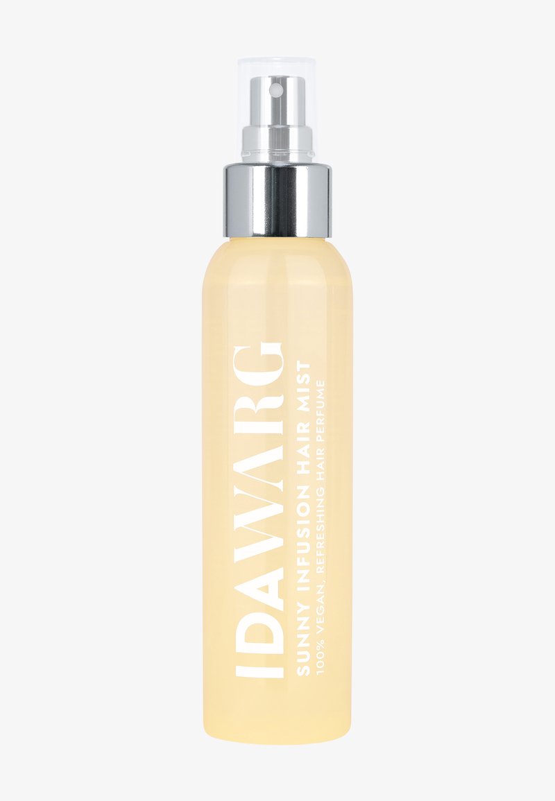 IDAWARG Sunny Infusion Hair Mist w przezroczystej butelce. Jasnożółty płyn z srebrną głowicą rozpylającą. Posiada etykietę z białym tekstem.