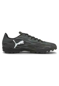 Scarpe da calcio nere e grigie con finitura testurizzata, dotate di un logo bianco. Design elegante con allacciatura frontale e suola in gomma sagomata.