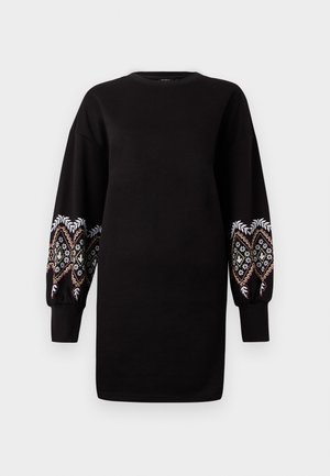 Schwarzes Sweatkleid mit langen, bauschigen Ärmeln, die mit aufwändigen mehrfarbigen Stickereien an den Bündchen verziert sind. Weicher Stoff, Rundhalsausschnitt.