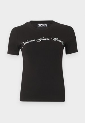 T-shirt noir à manches courtes avec "Versace Jeans Couture" inscrit en texte cursif blanc sur la poitrine et une étiquette assortie de la marque à l'intérieur du col.