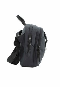 Bolso cruzado de tela negra con tres compartimentos con cremallera, correa ajustable y un asa superior. Diseñado para una organización compacta.