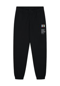 Zwarte trainingsbroek met een elastische tailleband en boorden, voorzien van een kleurrijke embleempatch en tekstdetail op de linkerdij.