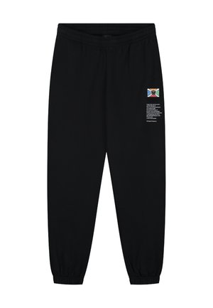 Zwarte trainingsbroek met een elastische tailleband en boorden, voorzien van een kleurrijke embleempatch en tekstdetail op de linkerdij.