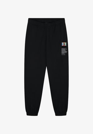 Zwarte trainingsbroek met een elastische tailleband en boorden, voorzien van een kleurrijke embleempatch en tekstdetail op de linkerdij.