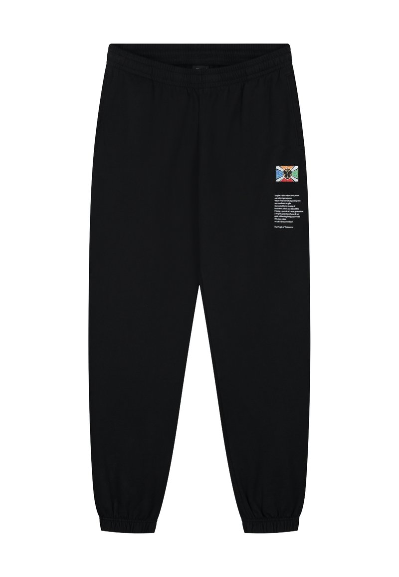 Zwarte trainingsbroek met een elastische tailleband en boorden, voorzien van een kleurrijke embleempatch en tekstdetail op de linkerdij.