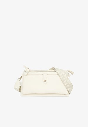 Piccola borsa a tracolla rettangolare in pelle color crema con tasca frontale, chiusura con cerniera e tracolla larga regolabile con texture.