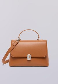 Kožená kabelka v tan barvě se strukturovaným designem, stříbrným zapínáním, dvojitými držadly a odnímatelným ramenním popruhem. Hladký povrch.