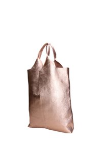 Sac fourre-tout en rose doré métallique, fabriqué dans un matériau texturé, avec des poignées doubles et un design ouvert en haut avec des bords bruts.