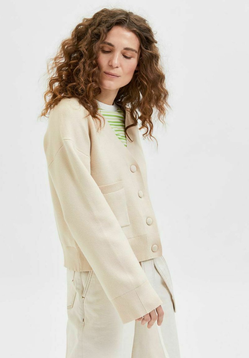 Damen Strickjacken | Selected Femme GEMÜTLICHE Strickjacke sandshell/offwhite - GQ50332 Damen Strickjacken | Selected Femme GEMÜTLICHE Strickjacke sandshell/offwhite - GQ50332