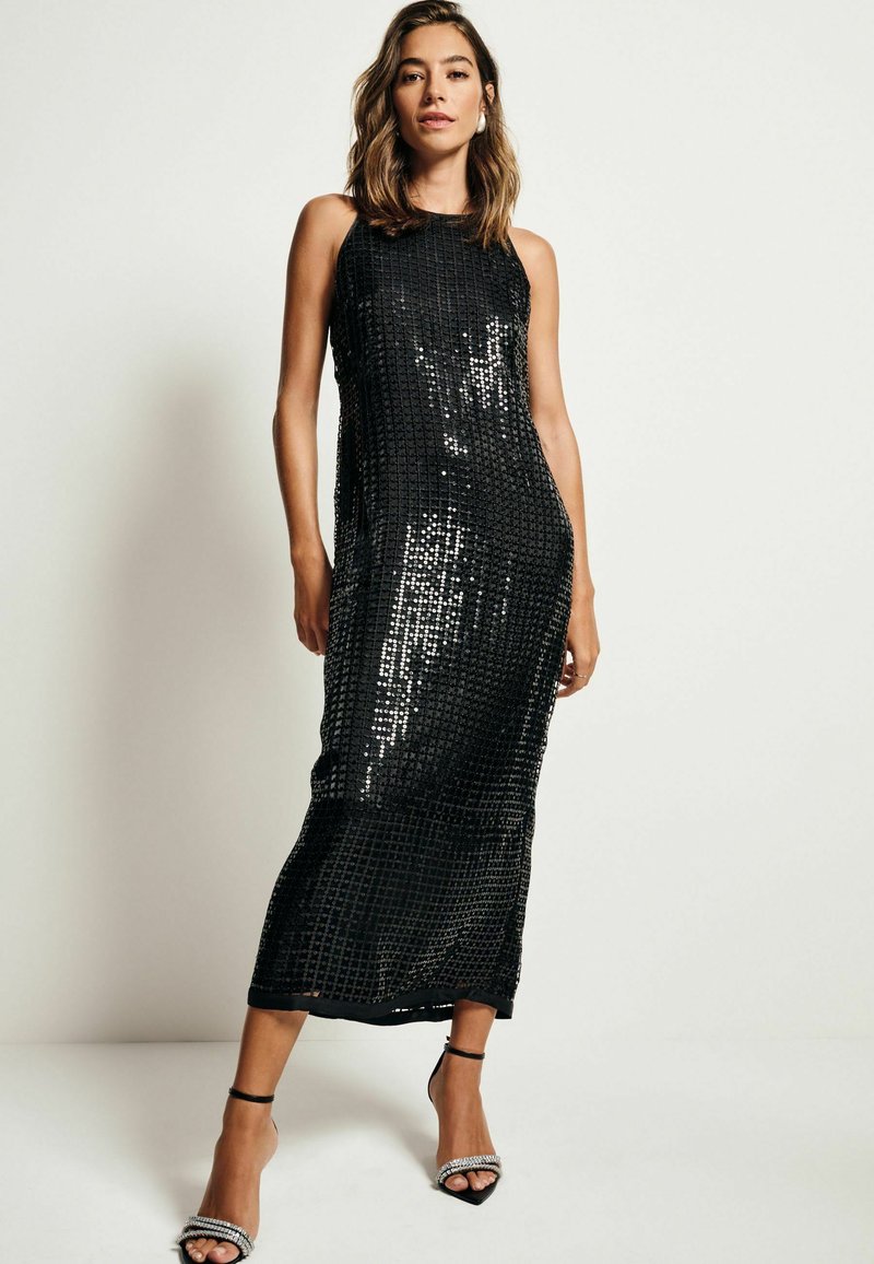 Robe maxi noire pailletée avec une silhouette ajustée, sans manches et à coupe droite. Présente une texture lisse et brillante avec un motif en quadrillage subtil.