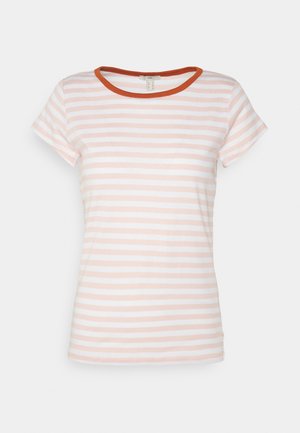 T-shirt à manches courtes blanc et rose clair à rayures horizontales avec un col rond couleur rouille.