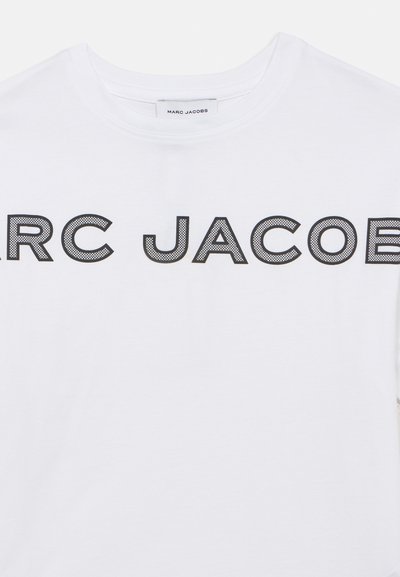 Λευκό βαμβακερό T-shirt με μπροστινό λογότυπο "MARC JACOBS" με υφή μαύρου πλέγματος, στρογγυλή λαιμόκοψη και κοντά μανίκια.