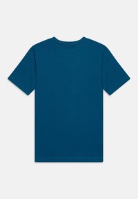 Tričko s krátkým rukávem vyrobené z měkké bavlny, v jednobarevné tmavě modro-zelené barvě, s kulatým výstřihem a čistě zakončenými okraji.