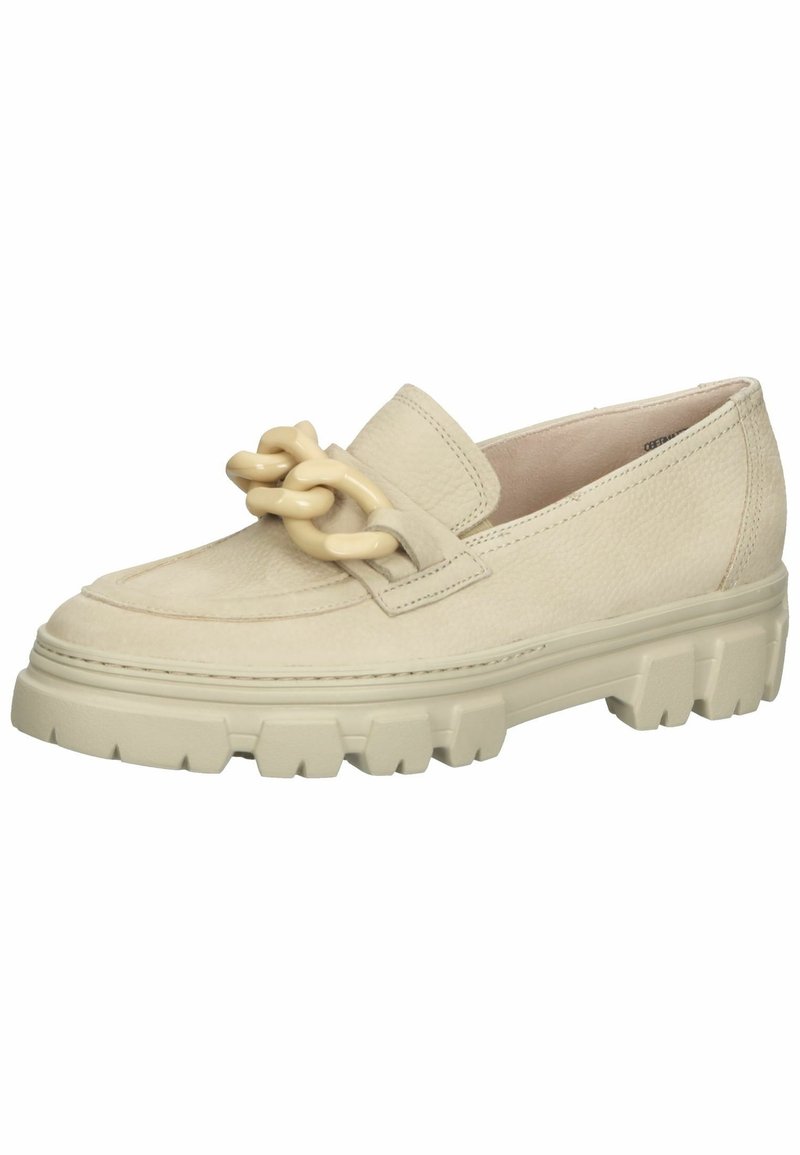 Mocassin beige épais avec semelle à crampons épaisse et grand détail de chaîne en plastique sur le dessus, en cuir texturé.