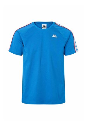 Μπλε βαμβακερό μπλουζάκι με κοντά μανίκια, στρογγυλή λαιμόκοψη, κόκκινες πλευρικές ρίγες και λευκό λογότυπο στο στήθος και στα μανίκια.