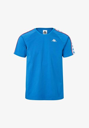 Blå t-skjorte laget av bomull med korte ermer, rund hals, røde sidestreker og hvit logo på brystet og ermene.