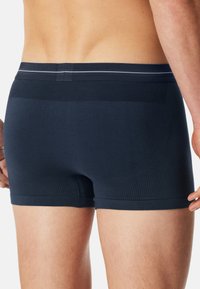 Marina blå boxershorts i bomullsmix, med en slät midja med grå rand, ribbade detaljer och en figurnära design.