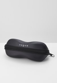 Estojo para óculos de sol negro, em formato oval, com um exterior liso, fecho com zíper e o logótipo "vogue" impresso de forma branca na lateral.
