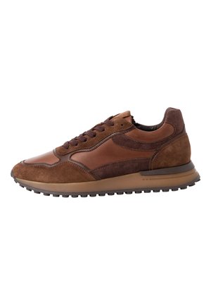 Baskets en cuir et daim marron avec un bout rond, lacets marron foncé, texture douce et semelle en caoutchouc dotée de petits motifs de traction.
