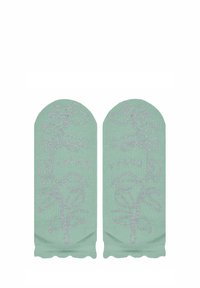 Miętowo-zielone bawełniane skarpetki o prążkowanej fakturze, ozdobione srebrnym wzorem liści oraz nazwą marki "FALKE", z falistymi brzegami.
