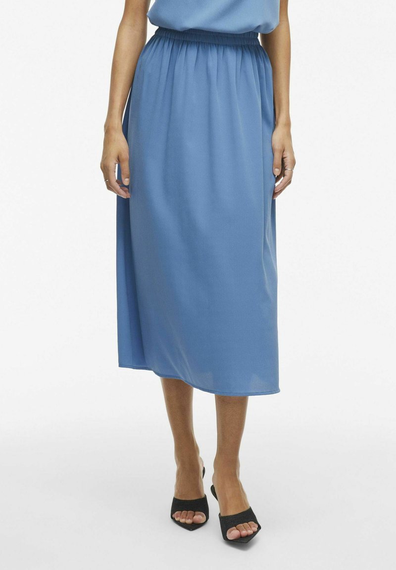 Jupe midi bleu clair en tissu fluide avec une taille élastique. Présente une texture lisse et une coupe droite, décontractée.