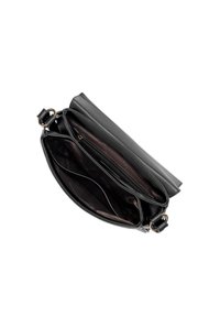 Sac à main en cuir noir avec une texture lisse. Comprend plusieurs compartiments, dont une poche zippée, une fermeture magnétique et une bandoulière ajustable.