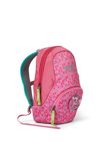 Roze rugzak met hartpatronen in blauw en aqua, met een ronde eenhoornpatch en contrasterende turquoise accenten op de banden.