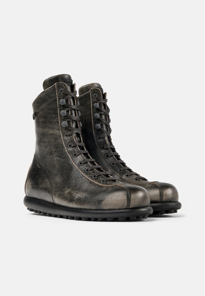 Schwarze Wanderstiefel aus Leder mit einem hohen Knöcheldesign, abgerundeter Zehenpartie und Metallösen. Texturierte Oberfläche und eine robuste Gummisohle.