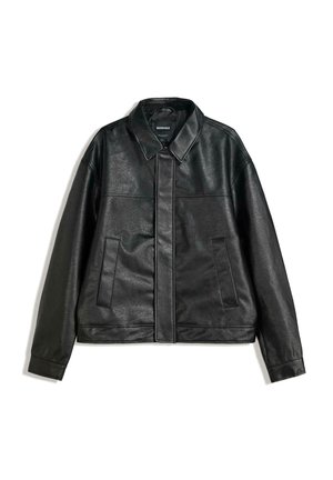 Veste noire en similicuir avec col, manches longues, fermeture à boutons cachée devant et deux poches verticales sur fond blanc.