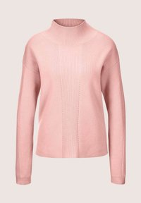 Weicher rosa Strickpullover mit geripptem Stehkragen, zentralem Rippenmuster, langen Ärmeln und gerippten Bündchen vor einem neutralen Hintergrund.